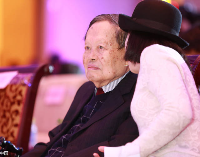 12月8日，由中国新闻周刊主办的“影响中国”2016年度人物颁奖盛典在北京钓鱼台国宾馆举行。著名物理学家、诺贝尔奖获得者杨振宁先生担任开奖嘉宾。敬一丹、康辉担任主持，鹿晗、华天、雷军、刘震云、田沁鑫、马未都等出席颁奖典礼。94岁的杨振宁和妻子翁帆一同在台下落座，两人不时耳语，十分恩爱。今年40岁的翁帆看起来优雅大方，气质出众。（图文来源：视觉中国）