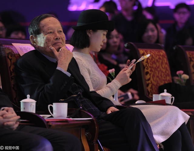 翁帆低头看手机。