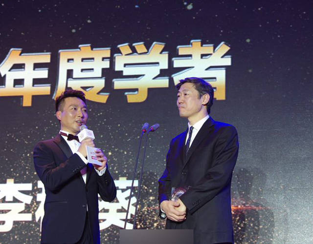 康辉担任颁奖礼主持人。